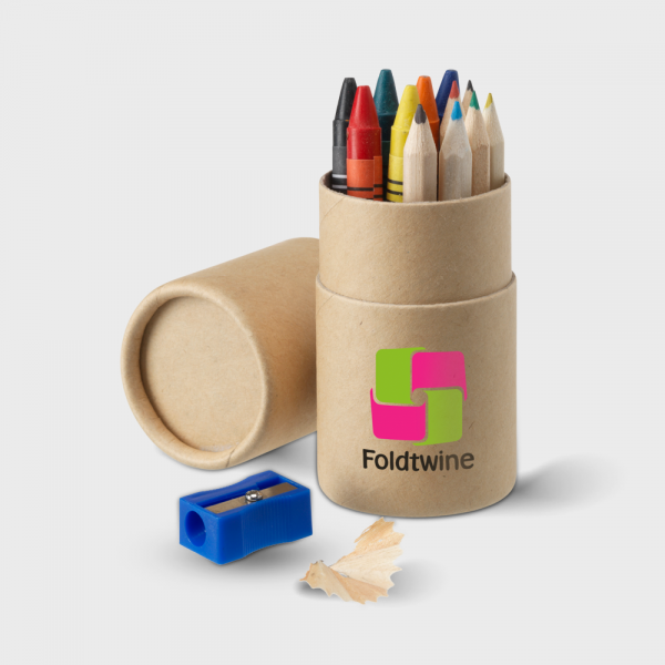 Tube en carton avec des crayons, des craies grasses et un taille-crayon