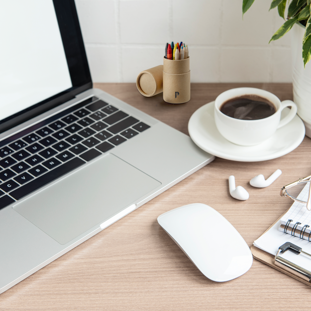 Tube en carton avec des crayons, des craies grasses et un taille-crayon – Image 4