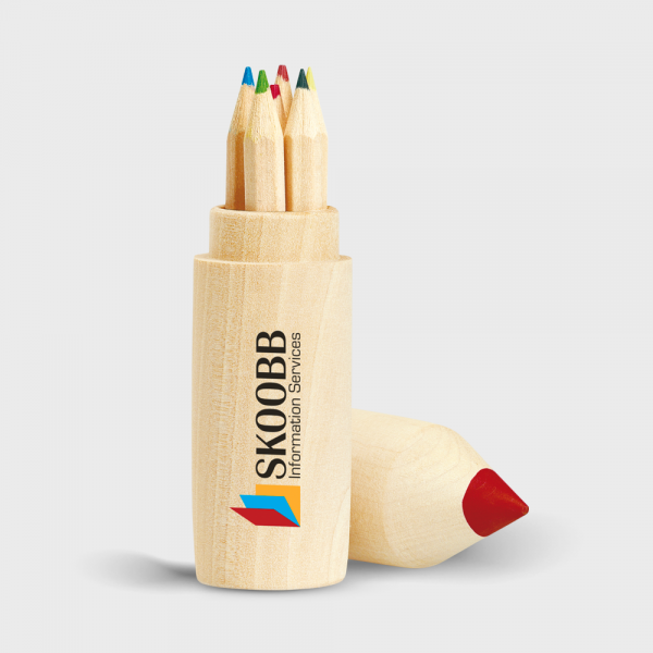 Crayons de couleur dans un tube en bois